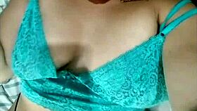 Aiii caralho, novinha mostrando corpo ao som de funk, bucetinha pingando.