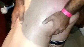 dois machos dividindo a novinha rabuda e safada na casa de swing