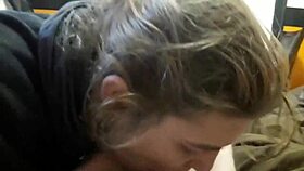 Kammerat leverer rå POV blowjob med en rodet cumshot afslutning.