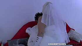 Mogen Brud Suger Och Rider Tjock Svart Kuk Hårt