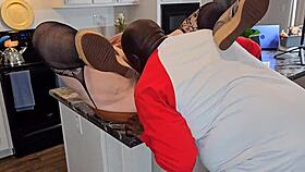 Rozvoz pizzy přišel pozdě, tak jsem mu drkala velkou kundu na pizzu a snědla to