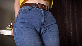 ميلف مثيرة تعرض شفرها الكبيرة في جينز أزرق ضيق لردود فعل جامحة!