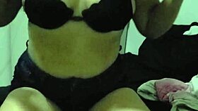 Novinha Safafa Que Sabe Provocar Com Peitos Pequenos