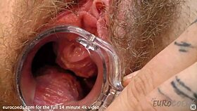 红发纹身少女18+把内裤塞进毛茸茸的阴道里