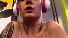 Nossa, eu de sutiã treinando na academia toda suada e louca de tesão, chega escorreu pela bucetinha lisinha e suada