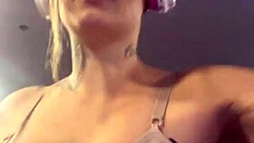 Nossa, eu de sutiã treinando na academia toda suada e louca de tesão, chega escorreu pela bucetinha lisinha e suada