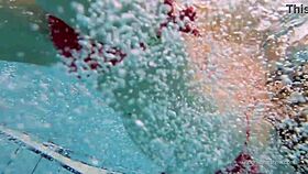 เฮ้ย Katy Soroka ทำไมร้อนขนาดนี้ในชุดว่ายน้ำสีแดงข้างสระ?