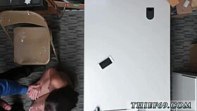 Μικρή 18+ κοπέλα κάνει ακραίο squirt και πιάνεται από την αστυνομία