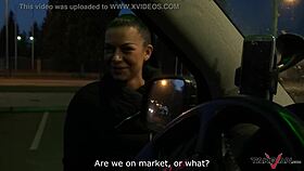 Cette nettoyeuse de fenêtres russe a quitté son boulot pour profiter d'un sexe sauvage dans un taxi en marche.