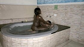 Latina Gay Blowbang dengan banging interracial bareback di mandi