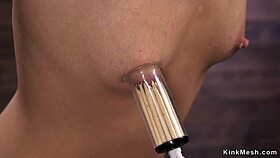 小乳房棕发女孩，那些乳头吸得这么用力？