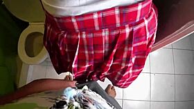 Me la culeo en el baño antes de ir al colegio con su uniforme