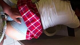 Me la culeo en el baño antes de ir al colegio con su uniforme