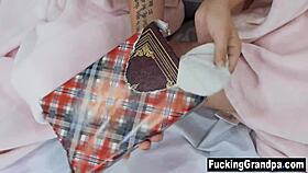 למה הבחורה הצעירה 18+ מתעוררת לסבא חורג פרוברט?