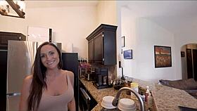 Ehi, beccato a segare dalla mamma calda amico Alyssia Vera Parte 1 WCA Productions