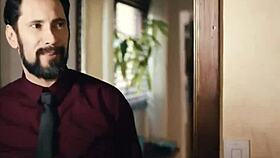 סוכנת אבוני חמה מזיינת לקוח כדי לסגור את העסקה הגדולה