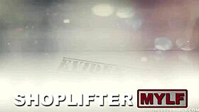 MILF Lily Lane โดนจับขโมยบรา โดนนายตำรวจเย็ดนิ้วที่ทำงาน!