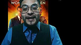 Mujer Maravilla in bondage fetish polyamory class.