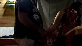 Faen, denne japansk latinske MILF fikk creampie på baren min!