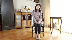 La casalinga principiante Aya Hirose in una sessione di pompini segreti