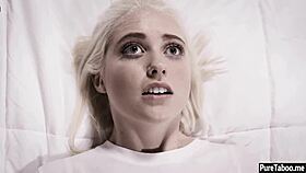 Черный парень разбивает горячую девственницу с волосатой пиздой