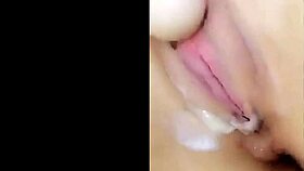 فتاة سميكة مؤخرة كبيرة تتعامل مع ديلدو هائل لوحدها