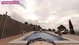 la vecina joven ninfomana quiere follar en la piscina comunitaria pov latina