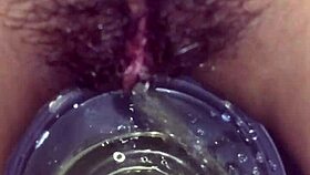 Brunetă zveltă pisează în chiloți în scene de duș și toaletă