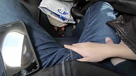 Uvirkelig! Offentlig fly-blowjob fanget på cam med brunette amatør som suger hardt!