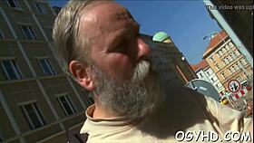 Старик соблазняет молодую русскую красотку для грубого секса