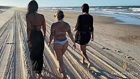aquele passeio nua na praia com amigas excitando rapazes peladinhas tomando sol