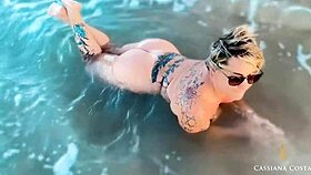 aquele passeio nua na praia com amigas excitando rapazes peladinhas tomando sol