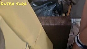 Fui na tapeçaria com minha vó arrumar sofá e o tapeceiro aceitou minha buceta como pagamento.