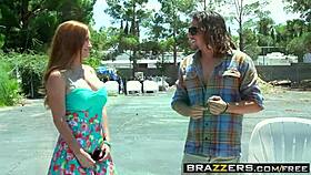 Мамаша с сиськами Diamond Foxxx и Tyler Nixon на распродаже во дворе