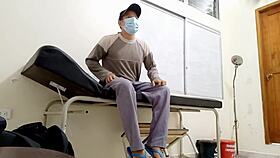 Ultra viral doktorka ispituje pacijenta pre intenzivnog kućnog jebanja u bolničkoj kancelariji