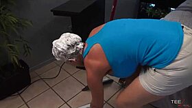 deauxma gives a shampoo and blowjob