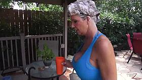 deauxma gives a shampoo and blowjob