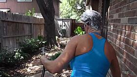 deauxma gives a shampoo and blowjob