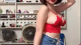 check out this hot girl dancing and showing off her bingo 😍