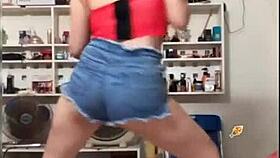 check out this hot girl dancing and showing off her bingo 😍