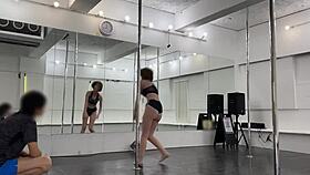 苗条 Akira 的性感运动装身体引发硬核动作