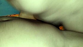 Mera neighbor mujhe horny pakadta hai, apne lund se zor se pounds karta hai desi homemade sex video mein pain ke saath.