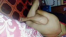 चीटिंग वाइफ बॉयफ्रेंड के साथ होममेड क्लिप में साइलेंट सेक्स स्नीक करती है