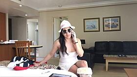 Krásna ázijská shemale s veľkými prsiami robí solo na webkamere. Zvodne dráždi svoje telo