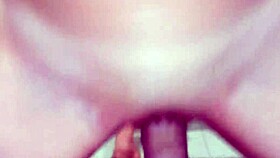 La ragazza del college scopa velocemente con il patrigno prima delle lezioni