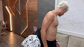 哇！拉丁熟女秘书Kylei Ellish 在办公室操老板的年轻客户直到颜射！