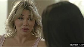 شي ميل جميلة تلتقي فتاة سوداء في لقاء عارض