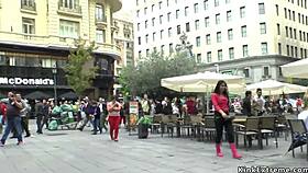 ブロンド美女がダウンタウンのカオスで公開支配される！😱