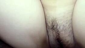 mi amante me toca mientras que le respondo un mensaje a mi esposo