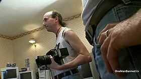 Съпруг споделя жена си и гледа как получава бързо твърдо двойно проникване